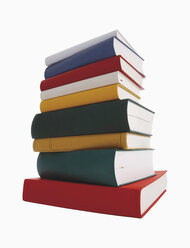 Stapel von Büchern vor weißem Hintergrund - WBF001093