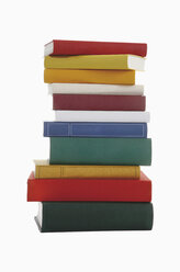 Stapel von Büchern vor weißem Hintergrund - WBF001094