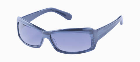 Blaue Sonnenbrille vor weißem Hintergrund, Nahaufnahme, lizenzfreies Stockfoto