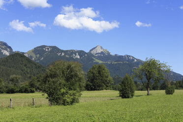 Deutschland, Bayern, Oberbayern, Blick auf das Wendelstein- und das Schweinsbergmassiv - SIEF000908