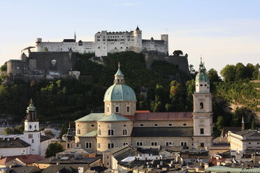 Österreich, Salzburg, Blick auf Burg und Dom von Hohensalzburg - SIEF000913