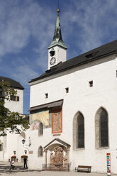 Österreich, Salzburg, Blick auf die St.-Georg-Kirche und die Hohensalzburg - SIEF000914