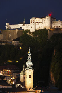Österreich, Salzburg, Blick auf die St. Peter Kirche und die Hohensalzburg - SIEF000918