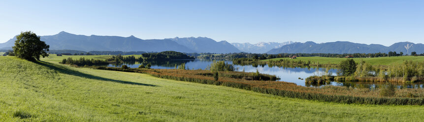 Germany, Bavaria, Upper Bavaria, View of mountains with riegsee lake - SIEF000921