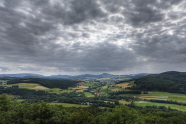 Deutschland, Hessen, Rhön, Blick auf Hilders mit Milseburger Bergen - SIEF000929