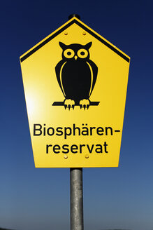 Deutschland, Thüringen, Rhön, Text Biosphärenreservat auf Schautafel, Nahaufnahme - SIEF000932