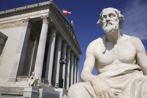Österreich, Wien, Blick auf Thukydides-Statue mit Parlamentsgebäude - PSF000477