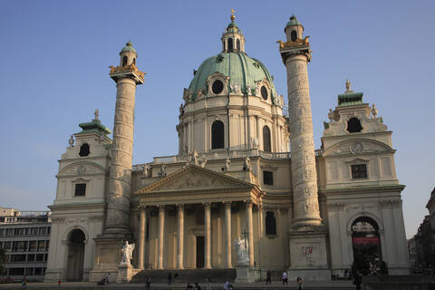 Österreich, Wien, Ansicht von St. Karl Borromäus und Karlskirche, lizenzfreies Stockfoto