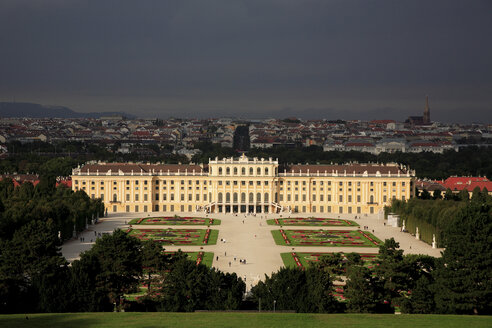 Österreich, Wien, Tourist im Schloss Schönbrunn - PSF000486