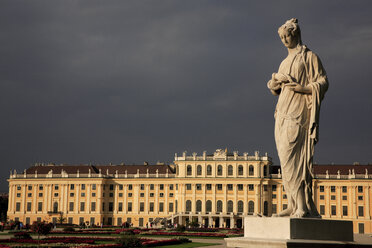 Österreich, Wien, Tourist im Schloss Schönbrunn - PSF000487