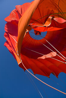 Türkei, Kappadokien, Goreme, Blick auf Heißluftballon - PSF000503