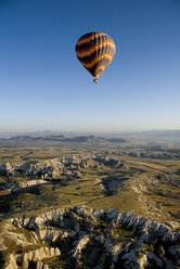 Türkei, Kappadokien, Goreme, Blick auf Heißluftballons, die über die Landschaft fliegen - PSF000504