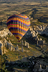 Türkei, Kappadokien, Goreme, Blick auf Heißluftballons gleitet über Felsen - PSF000505