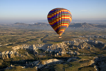 Türkei, Kappadokien, Goreme, Blick auf Heißluftballons - PSF000506