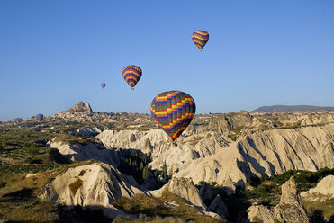 Türkei, Kappadokien, Goreme, Blick auf Heißluftballonfahrt - PSF000507