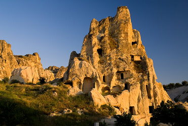 Türkei, Kappadokien, Goreme, Blick auf eine Felsformation in der Abenddämmerung - PSF000523