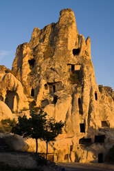 Türkei, Kappadokien, Goreme, Blick auf eine Felsformation in der Abenddämmerung - PSF000524