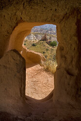 Türkei, Kappadokien, Goreme, Blick durch das Fenster auf das rote Tal - PSF000539