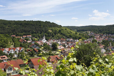 Deutschland, Bayern, Unterfranken, Blick auf Gebäude mit Bergen - SIEF000944