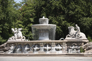 Deutschland, Bayern, München, Blick auf den Wittelsbacher-Brunnen am Maximilianplatz - SIEF000964