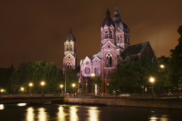 Deutschland, Bayern, München, Blick auf die St. Lukas Kirche an der Isar bei Nacht - SIEF000973