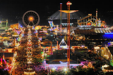 Deutschland, Bayern, München, Menschen feiern Oktoberfest bei Nacht - SIE000994