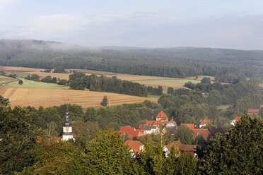 Germany, Bavaria, Lower Franconia, Rhoen, Willmars, View of buildings with mountains - SIEF001012