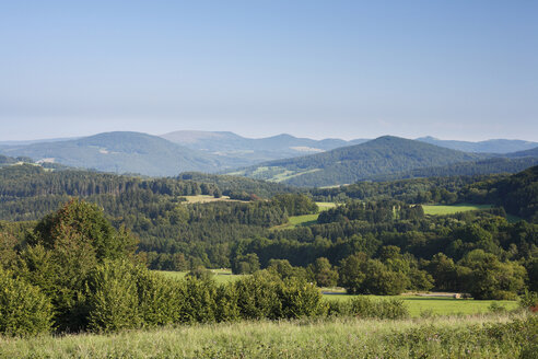 Deutschland, Bayern, Franken, Rhön, Riedenburg, Blick auf schwarze Berge - SIEF001020