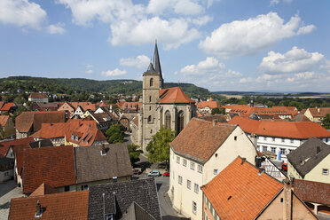 Deutschland, Bayern, Unterfranken, Franken, Rhön, Münnerstadt, Blick auf Gebäude mit Berg - SIEF001021