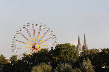 Germany, Bavaria, Upper Palatinate, Regensburg, View of ferris wheel with cathedral - SIEF001027