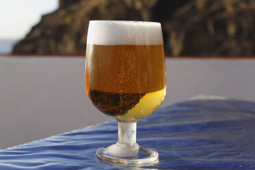 Spanien, Kanarische Inseln, La Gomera, Bierglas mit Bier, Nahaufnahme - SIEF001037