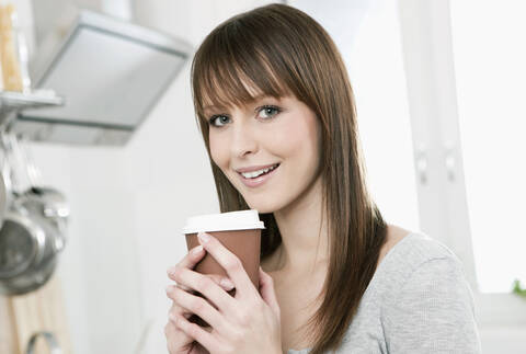 Deutschland, Köln, Frau trinkt Kaffee, lizenzfreies Stockfoto