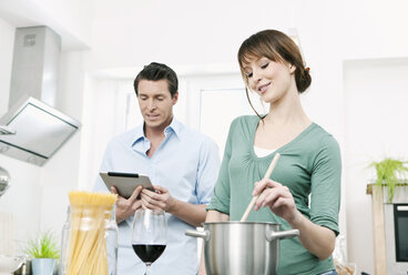 Deutschland, Köln, Mann und Frau bereiten Nudeln in der Küche zu - FMKF000230