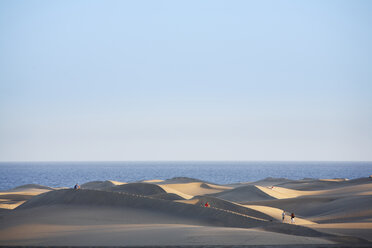 Spain, Gran Canaria, Playa del Ingles, Tourist on sand dunes of maspalomas - SIE000996