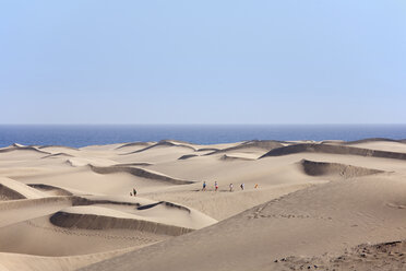 Spain, Gran Canaria, Playa del Ingles, Tourist on sand dunes of maspalomas - SIE000997