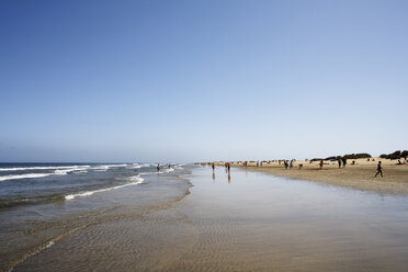 Spanien, Gran Canaria, Costa Canaria, Playa del Ingles, Tourist am Strand - SIEF000998