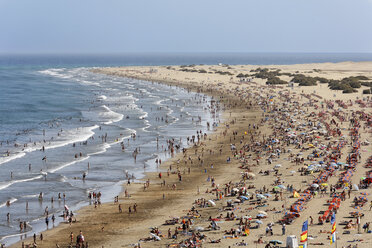 Spanien, Gran Canaria, Costa Canaria, Playa del Ingles, Tourist am Strand - SIEF000999