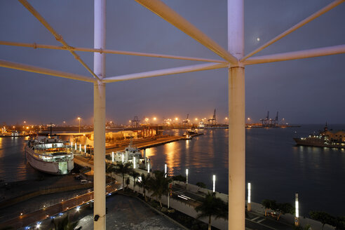 Spanien, Las Palmas de Gran Canaria, Blick auf den Hafen bei Nacht - SIEF001007