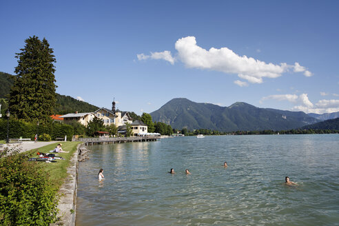 Deutschland, Oberbayern, Tegernsee, Blick auf die Stadt am Tegernsee - SIEF001055