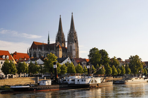 Deutschland, Bayern, Oberpfalz, Regensburg, Blick auf Schifffahrtsmuseum und Dom an der Donau - SIE001151