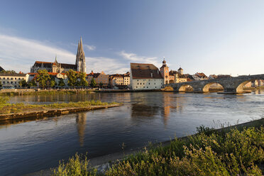 Deutschland, Bayern, Oberpfalz, Regensburg, Ansicht des Doms und der alten Steinbrücke über die Donau - SIEF001057