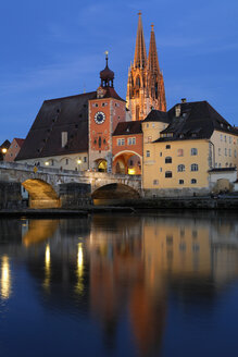 Deutschland, Bayern, Oberpfalz, Regensburg, Blick auf Brückentor und Dom mit Steinbrücke über die Donau - SIEF001058