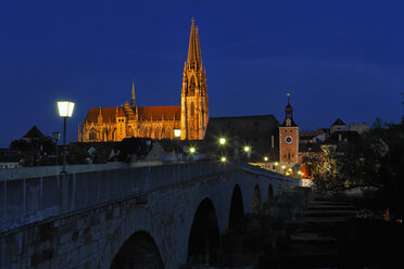 Deutschland, Bayern, Oberpfalz, Regensburg, Blick auf Brückentor und Dom mit Steinbrücke an der Donau bei Nacht - SIEF001059