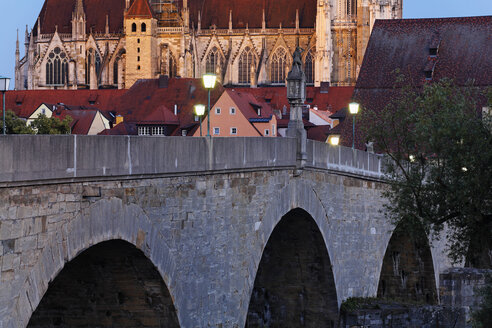 Deutschland, Bayern, Oberpfalz, Regensburg, Ansicht des Doms mit Steinbrücke über die Donau - SIEF001061