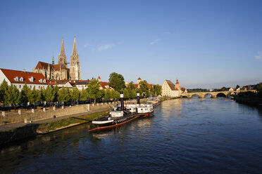 Deutschland, Bayern, Oberpfalz, Regensburg, Blick auf das Schifffahrtsmuseum in der Nähe des Doms und die alte Steinbrücke über die Donau - SIE001153