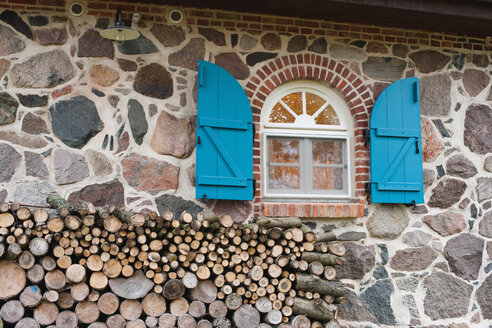 Deutschland, Kratzeburg, Brennholzstapel beim Landhaus - WESTF016583