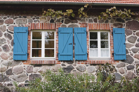 Deutschland, Kratzeburg, Geschlossenes Fenster eines Landhauses, lizenzfreies Stockfoto