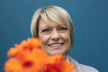 Deutschland, Kratzeburg, Seniorin mit Blumenstrauß, lächelnd - WESTF016619