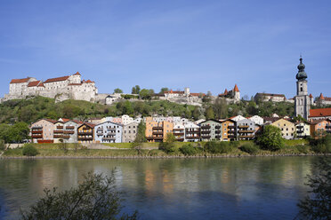 Deutschland, Oberbayern, Burghausen, Blick von Österreich über die Salzach - SIEF001103