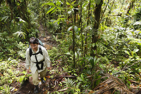 Costa Rica, Las Horquetas, Rara Avis, Frau mit Rucksack im Regenwald, lizenzfreies Stockfoto